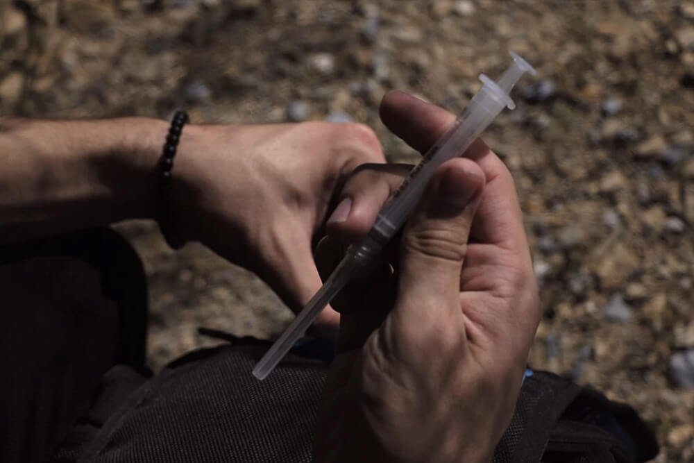 Зависимость от героина: признаки, ломка и риск передозировки