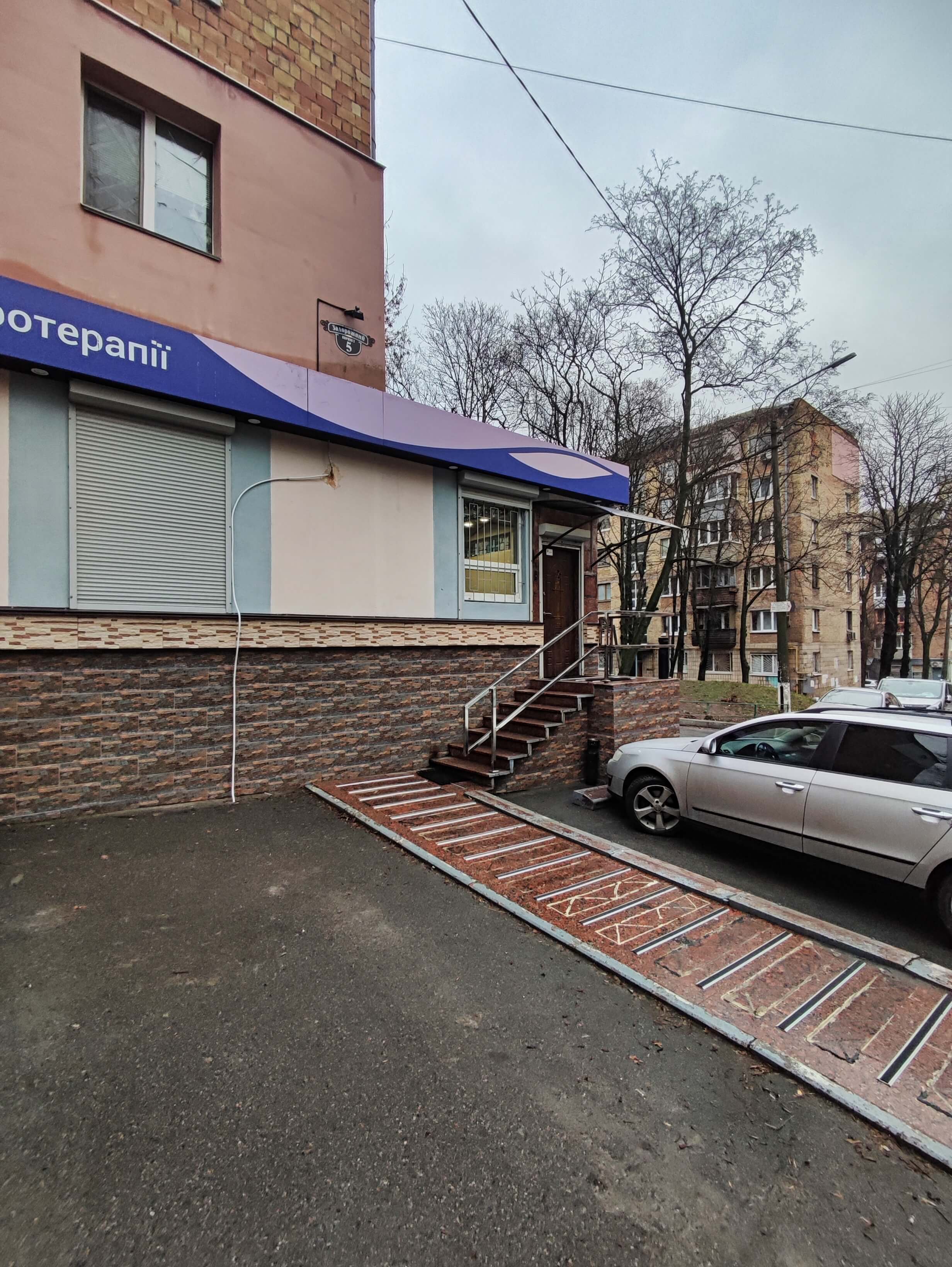 Вхід з двору в клініку Пальміра